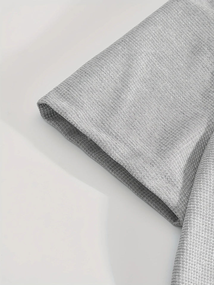 Detail des Saums am Herren Sportset T-Shirt, hochwertige Verarbeitung im Waffelstrick