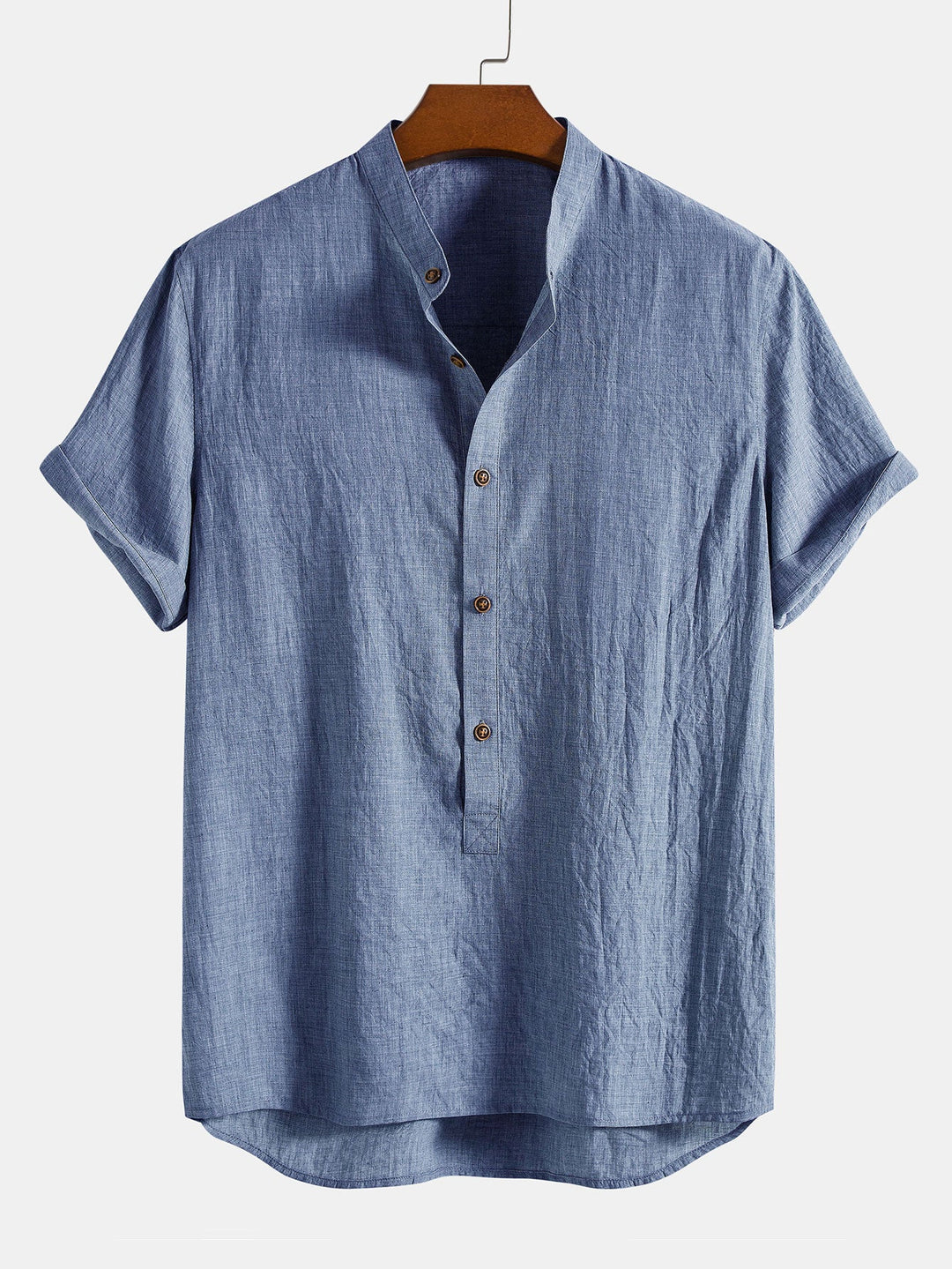 Herrenmode Trend Set: Leinenhemd und bequeme Freizeithose in heller Sommerfarbe