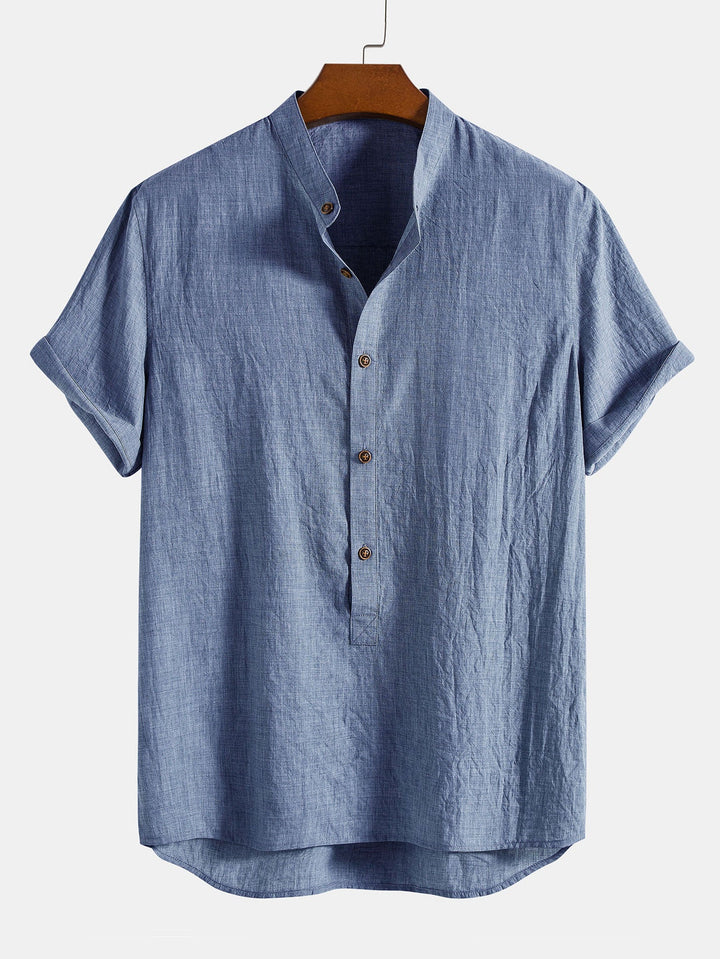 Herrenmode Trend Set: Leinenhemd und bequeme Freizeithose in heller Sommerfarbe
