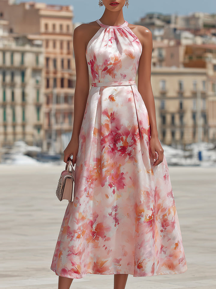 Vorderansicht des eleganten Damen Midi-Kleids in Rosa mit Blumenmuster in einer Stadt