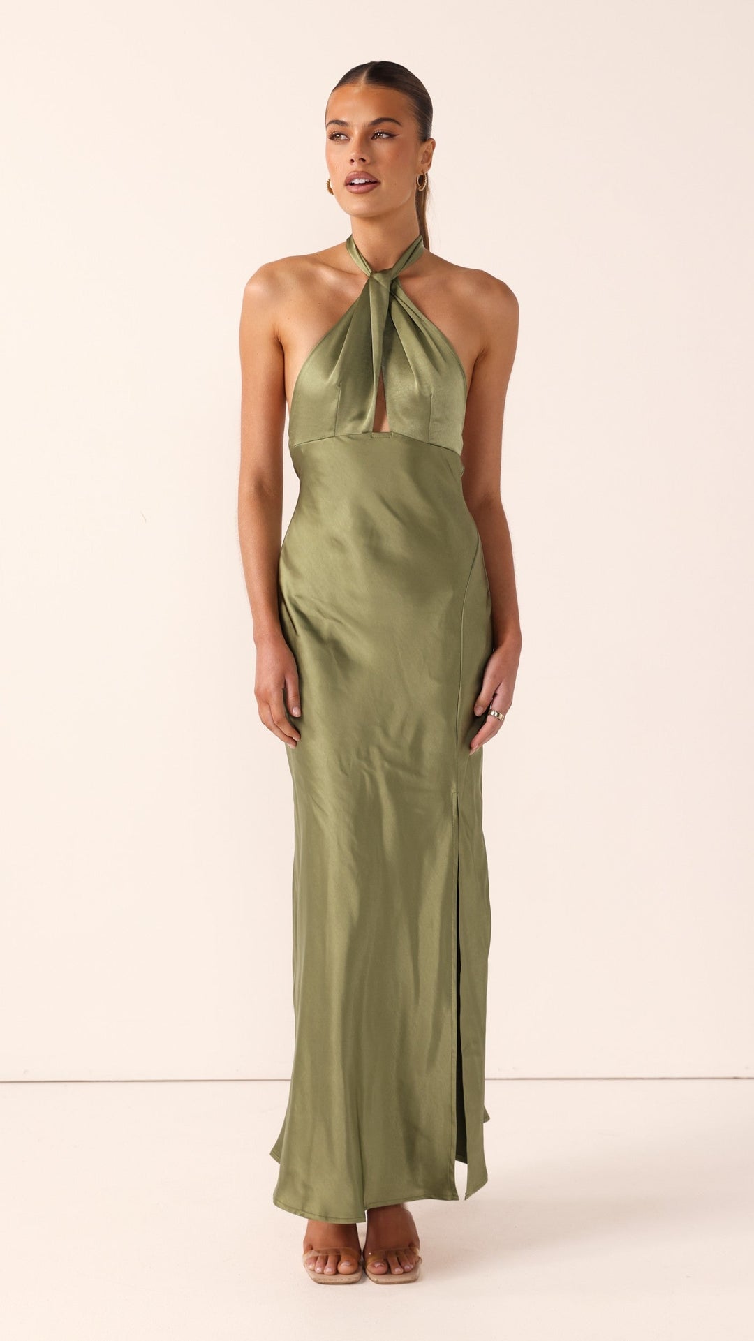 Fließendes elegantes Damen Maxikleid mit Neckholder, ideal als festliches Abendkleid oder Partykleid.