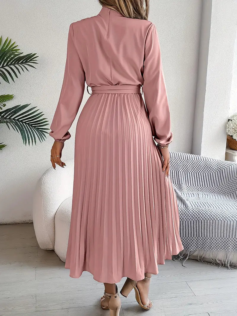 Ansicht: Damen Plissiertes Midikleid mit hohem Kragen, eleganter Schnitt, langärmlig.