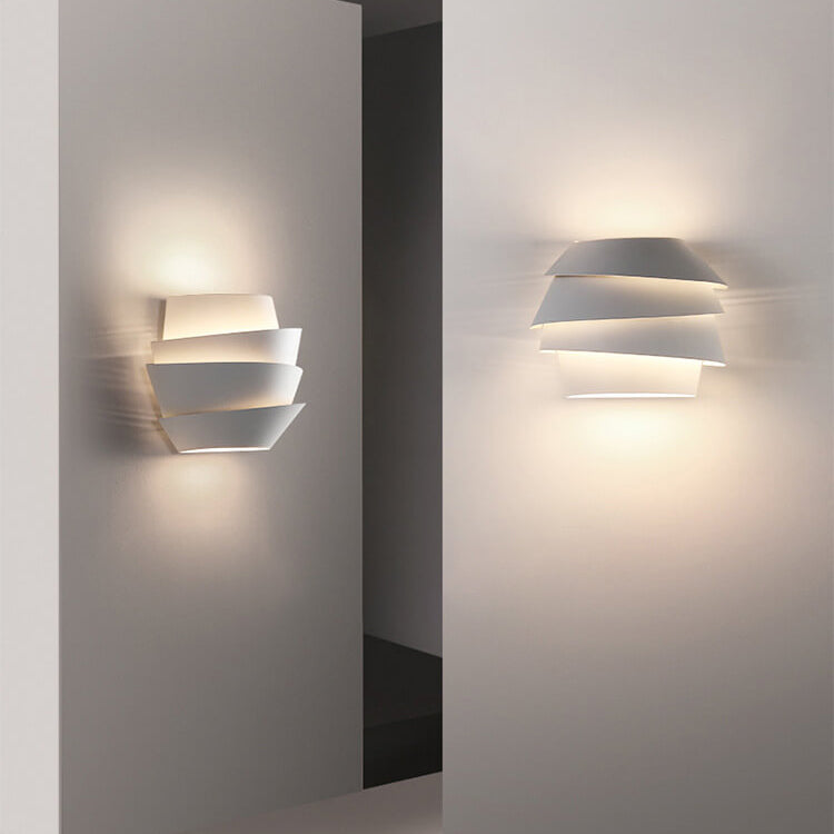 Moderne weiße Wandleuchte, geometrisches Design, energiesparend, für Wohnzimmer oder Flur.