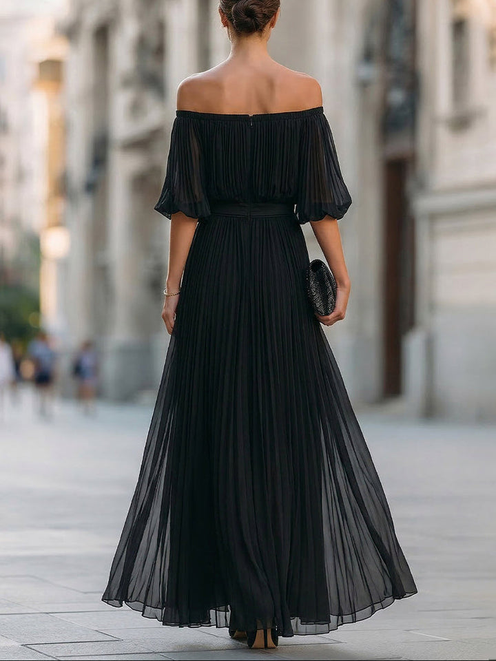 Rückansicht des schwarzen Off-Shoulder Plissee Maxikleides mit fließendem Rock