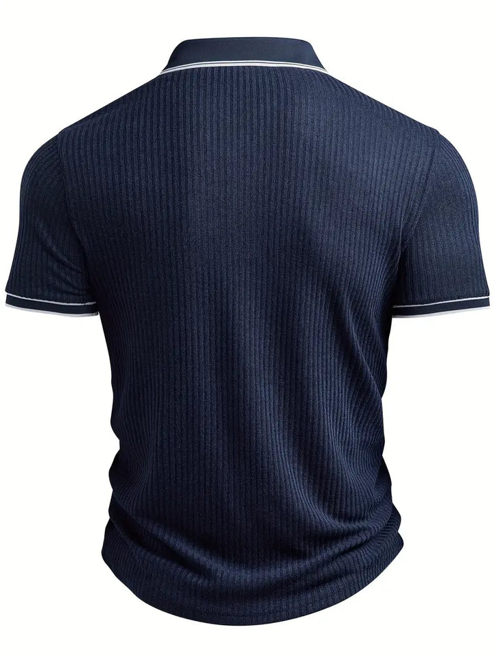 Strukturierter Strick Stoff Detailansicht am Herren Poloshirt