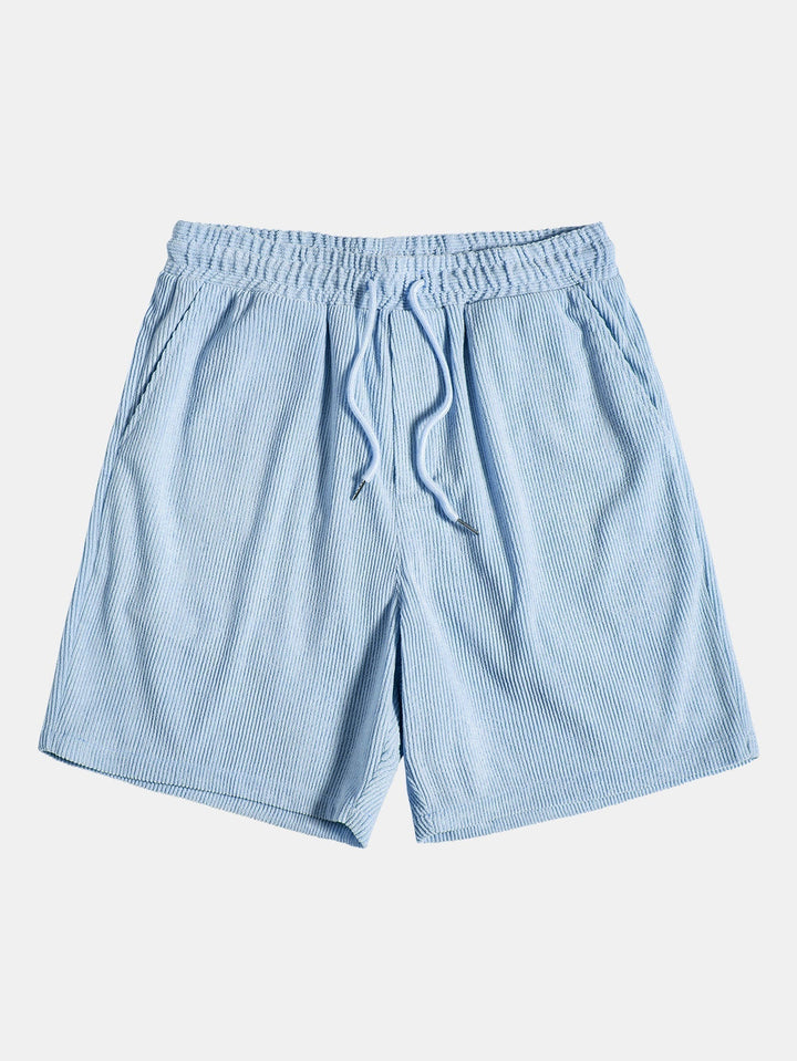 Moderne Herrenmode Kombination aus leichtem Hemd und Shorts