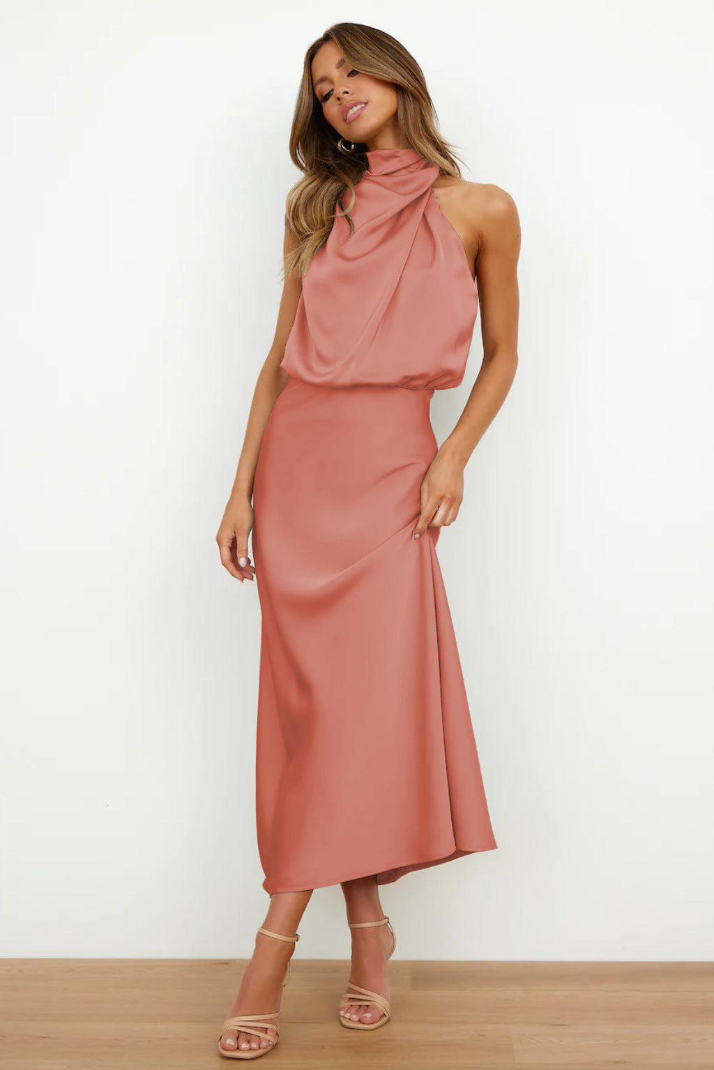 Luftiges Damen Neckholder Midikleid, ein ideales Sommerkleid oder Partykleid für warme Abende.