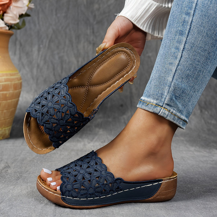 Detailaufnahme eleganter Damen Sandalen: bequemer Blockabsatz und modischer Slip-On Style.
