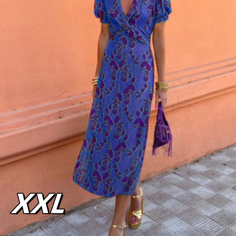 Sommerkleid lang mit Blumenmuster beim Gehen