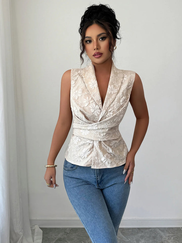 Nahaufnahme des ärmellosen Damen-Tops mit V-Ausschnitt und floraler Textur