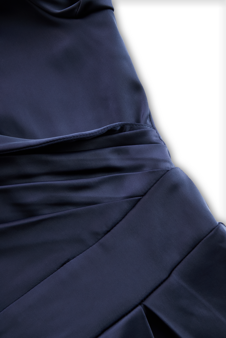 Struktur und Kragenform des Damen Midikleides im Detail