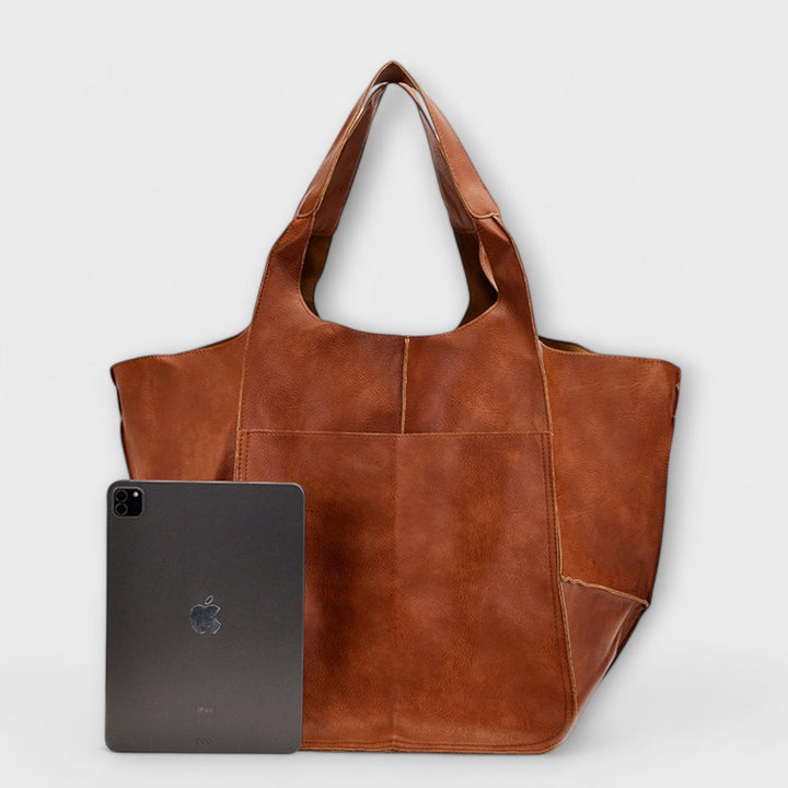 Handtasche Arwen für Damen wird lässig über der Schulter getragen