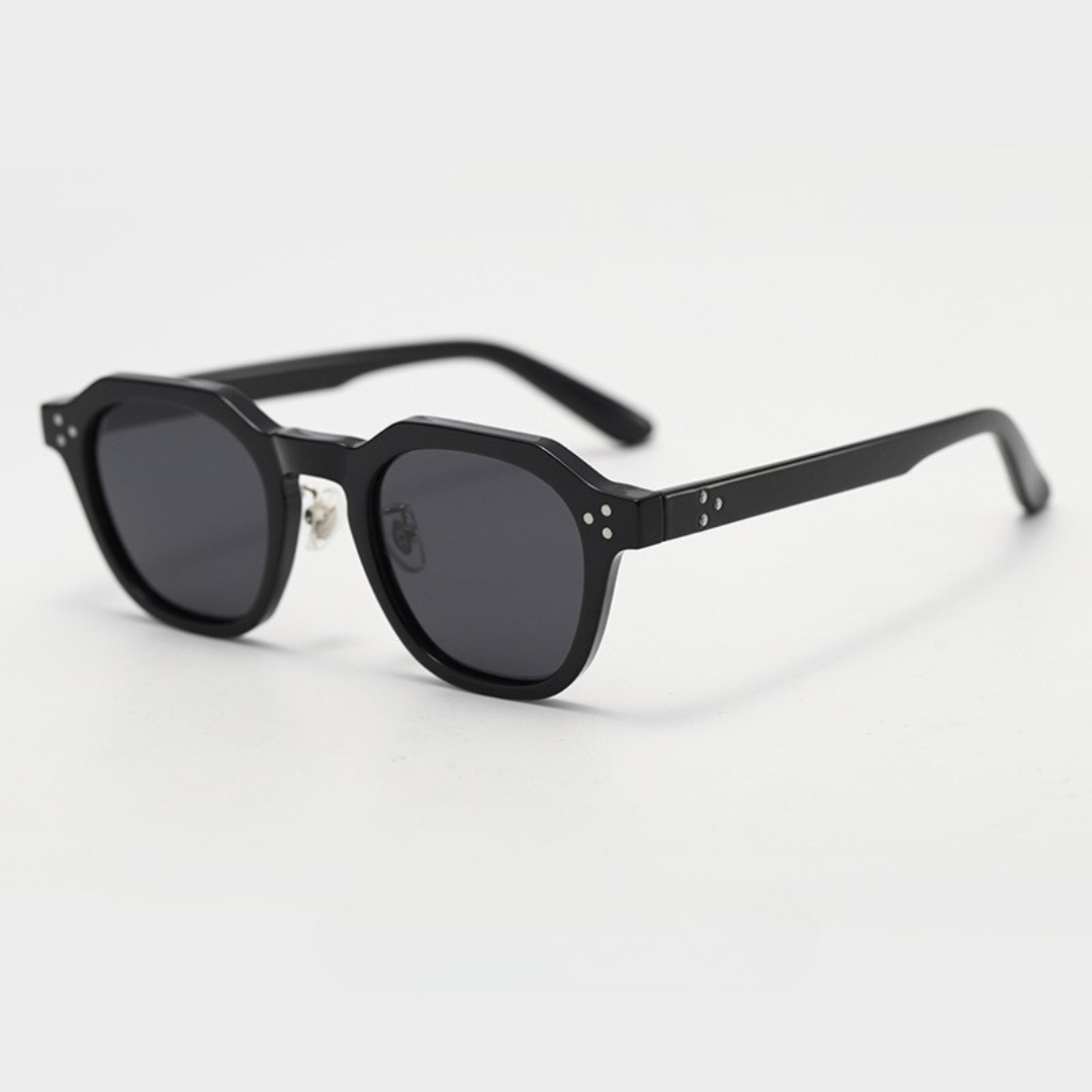 Schwarze quadratische Sonnenbrille mit getönten Gläsern im Studio aufgenommen