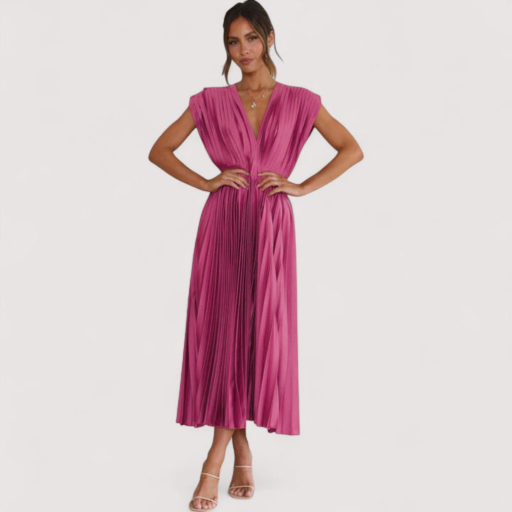 Detailansicht des eleganten Plisseekleids mit V-Ausschnitt aus der Damenkleid Kollektion.