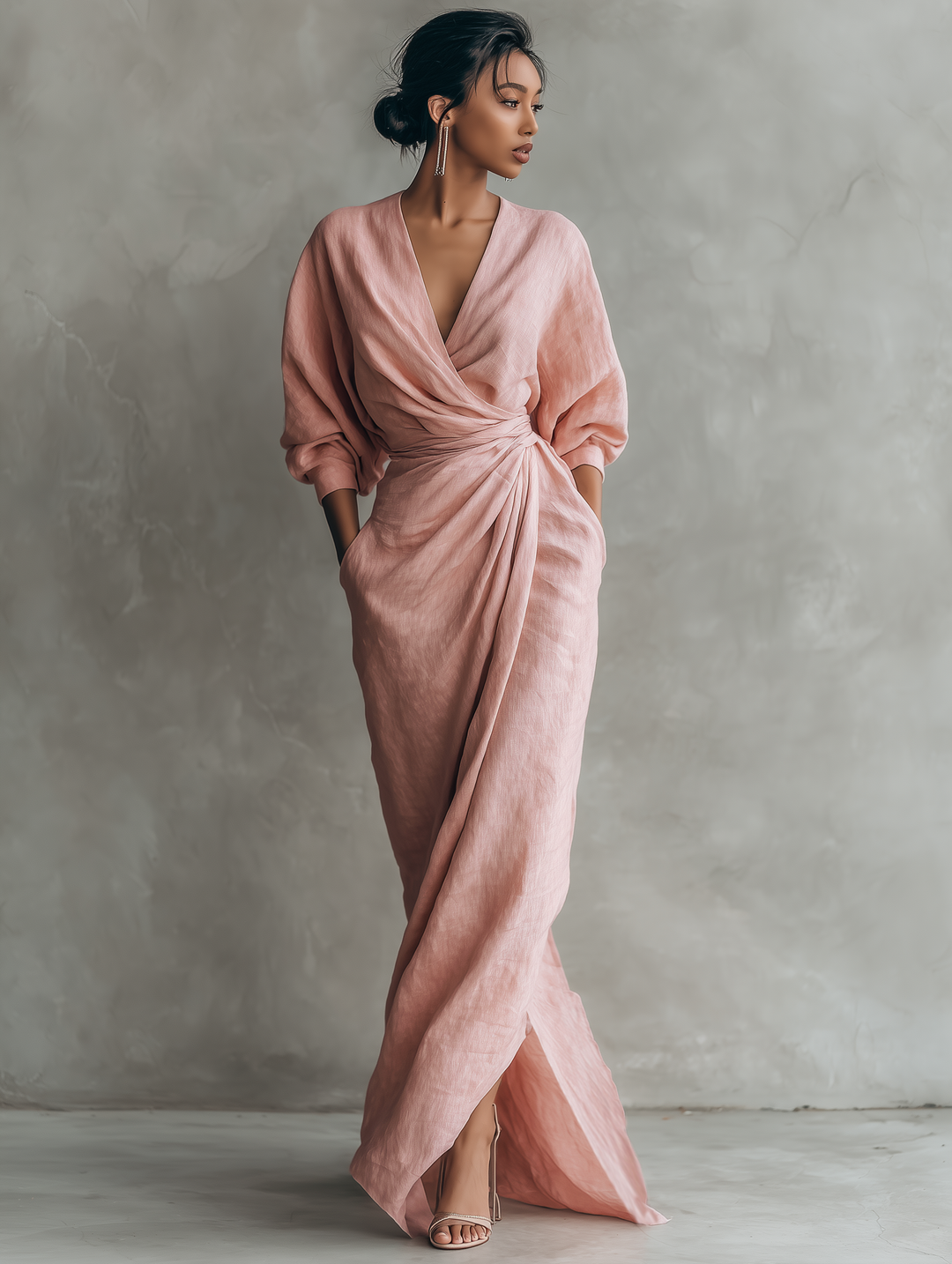 Elegantes Maxikleid für Damen im Wickeldesign, von hinten fotografiert