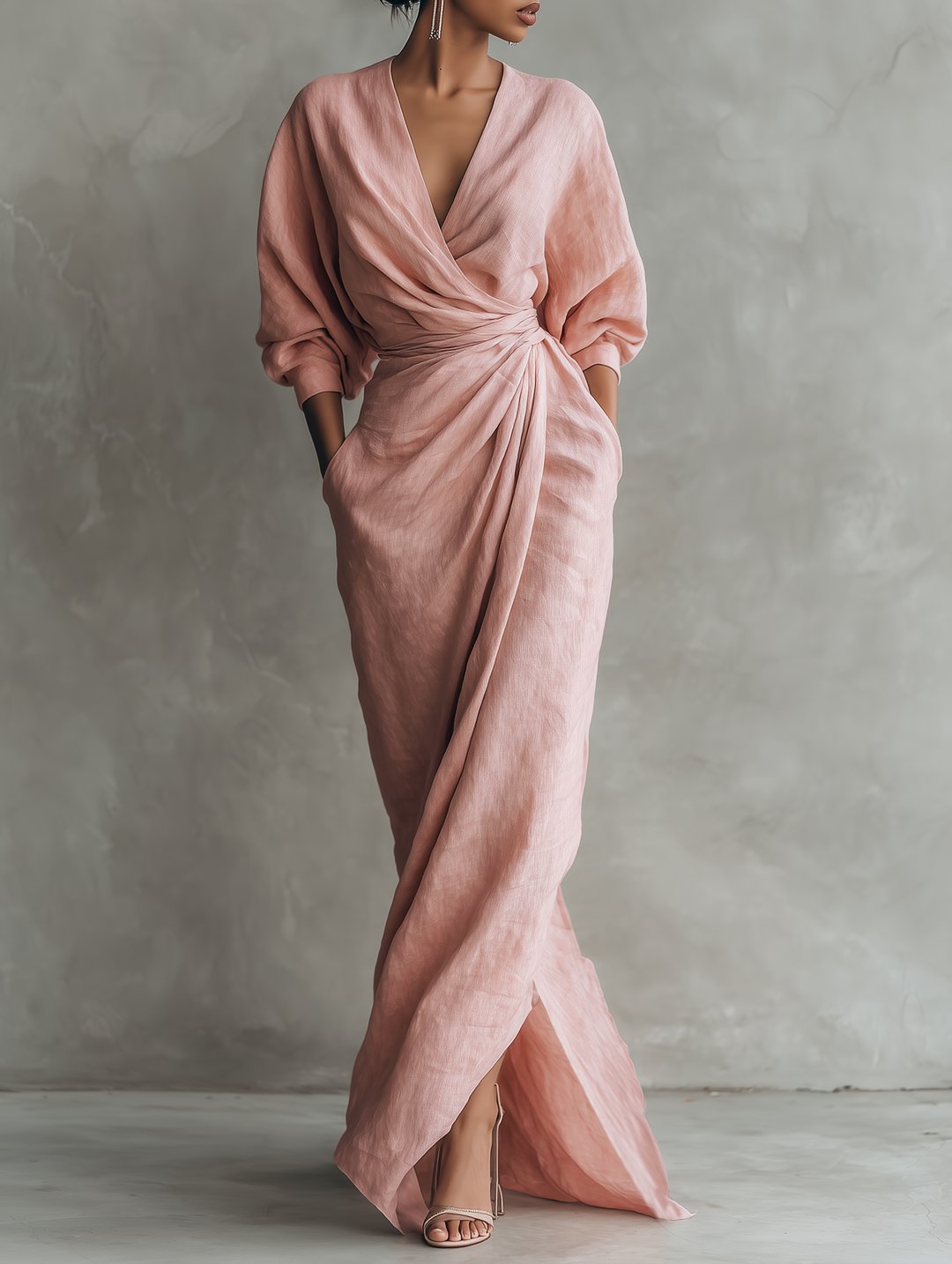 Vorderansicht des eleganten rosafarbenen Maxikleids Julianna an einem Model