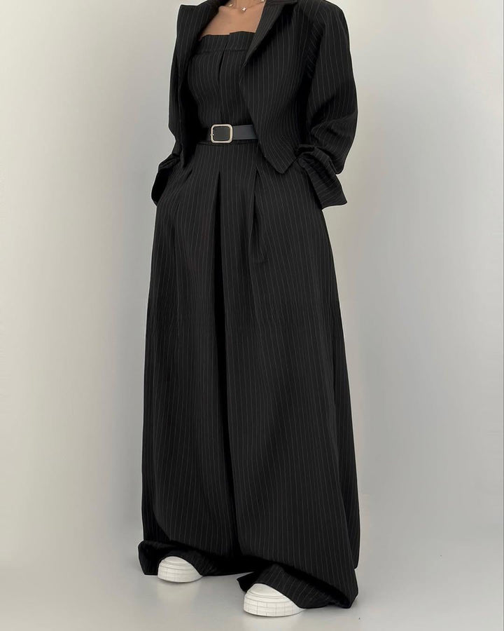 Schwarzes Damen Outfit dreiteilig mit kurzer Jacke