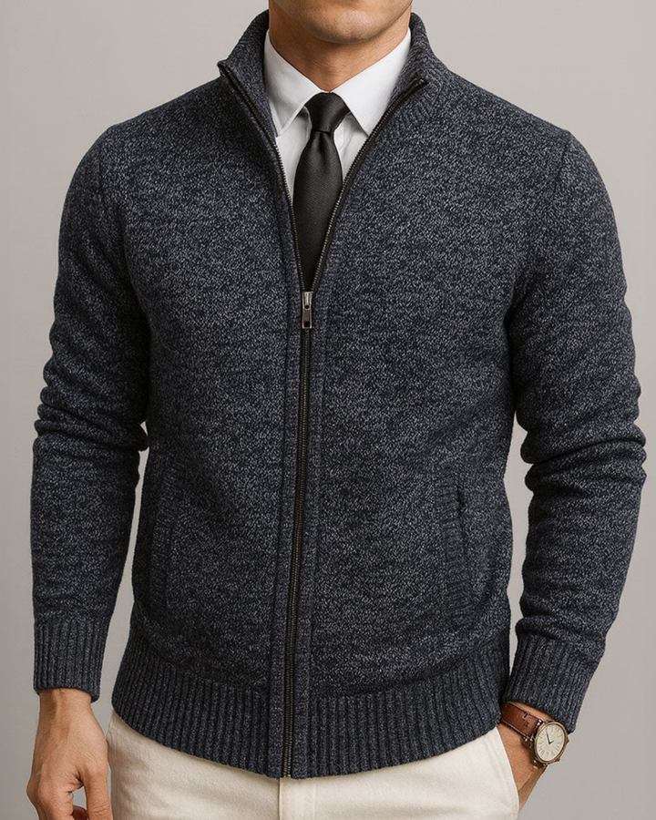Elegante, weiche Herren Strickjacke in Dunkelgrau, ideal für Business & Casual im Herbst/Winter.