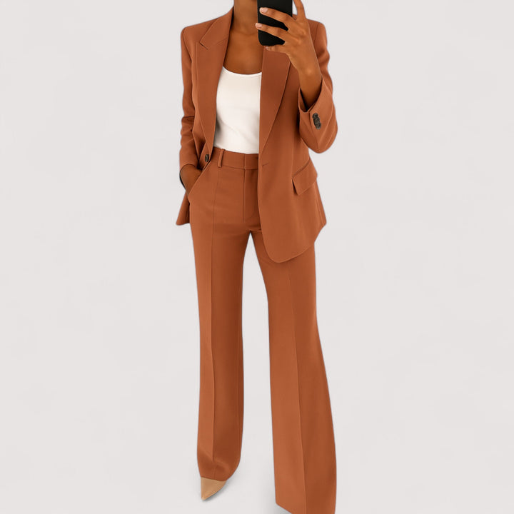 Moderner Damen Hosenanzug für stilvolle Auftritte. Eleganter Zweiteiler, komfortabel und perfekt für Damen Mode.