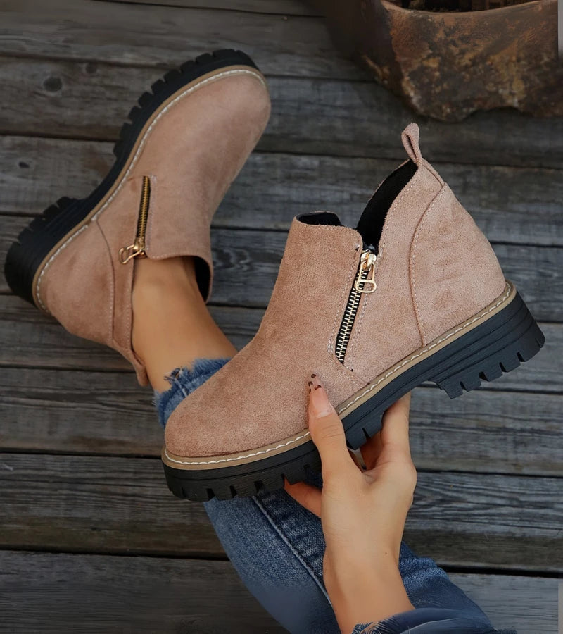 Beige Damen Stiefeletten mit rutschfester Sohle in der Hand