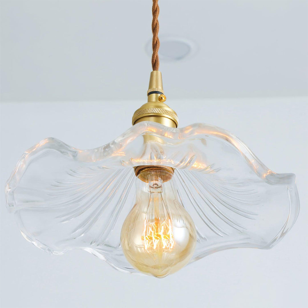 Elegante Glas-Pendelleuchte mit Hibiskusblüten