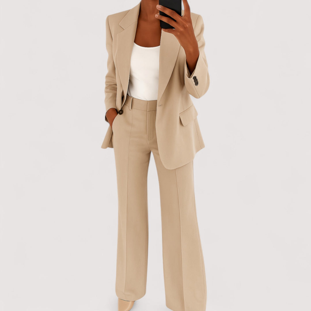 Damen Business Anzug Set mit tailliertem Blazer und passender Hose, betont feminine Silhouette elegant.