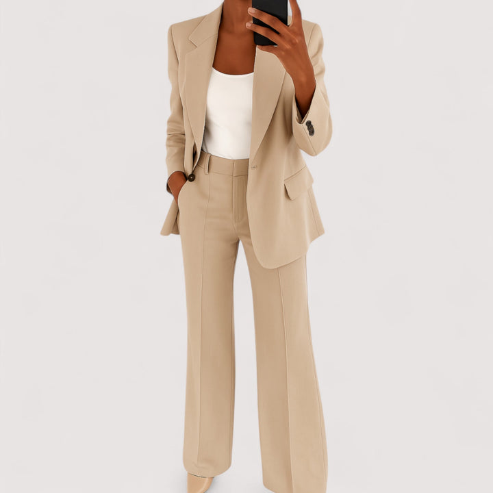 Damen Business Anzug Set mit tailliertem Blazer und passender Hose, betont feminine Silhouette elegant.