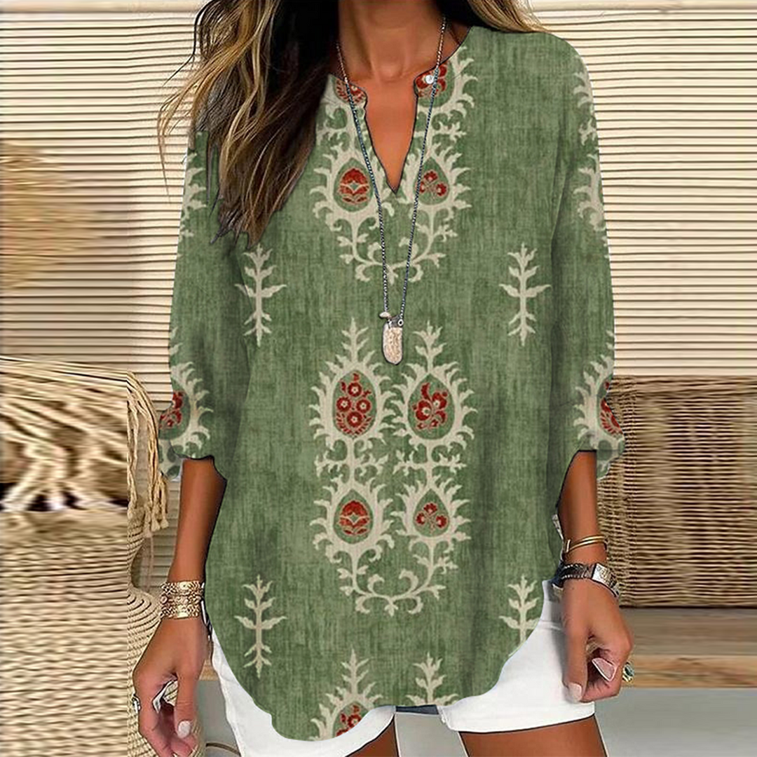 Damen Shirt in Grün mit V-Ausschnitt und Print an einem Model