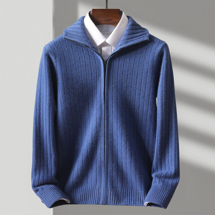 Blaue Herren Strickjacke im klassischen Rippstrick-Design am Bügel