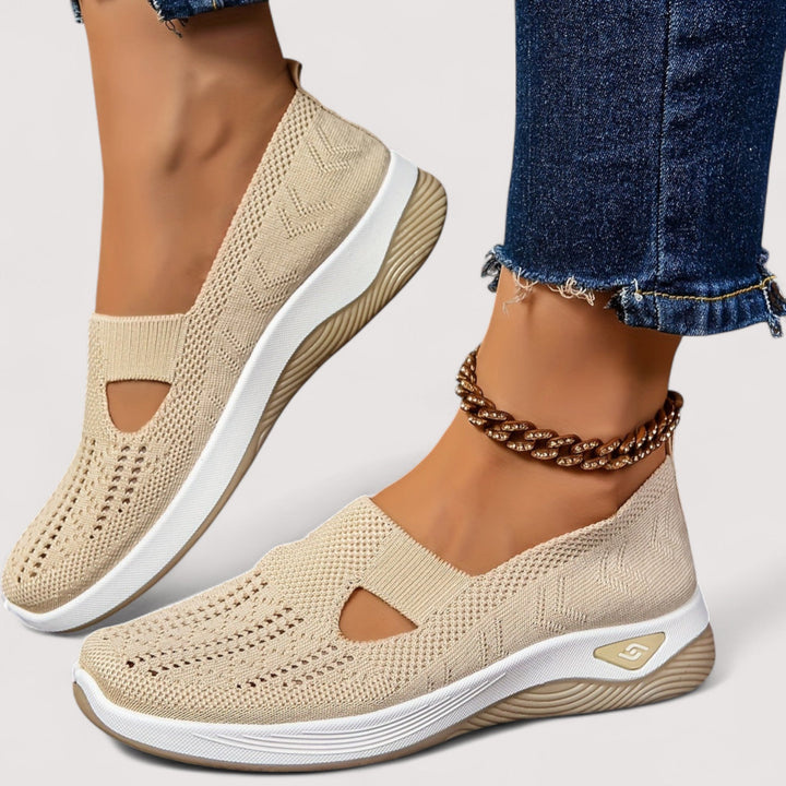 Vorderansicht des atmungsaktiven Damen Sneakers, ideal als Alltagsschuh. Leichter Komfortschuh für Damen.