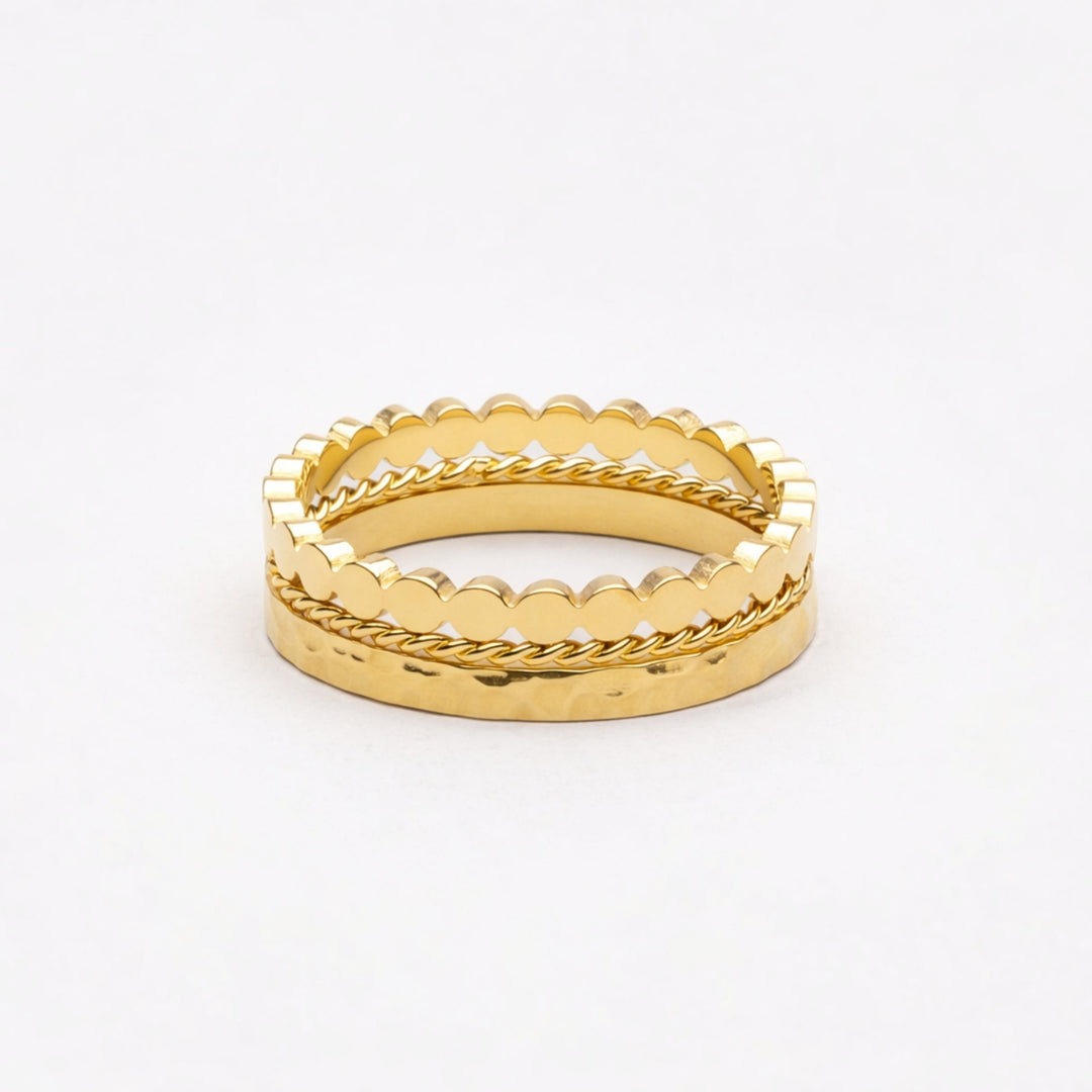Accessoires Trend: Goldener Damenring gestapelt mit Struktur