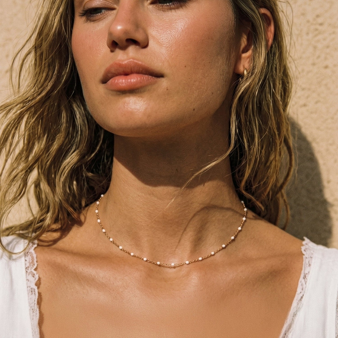 Wasserfester Damen Choker aus Edelstahl, Perlenkette in Weißgold-Optik, elegant.