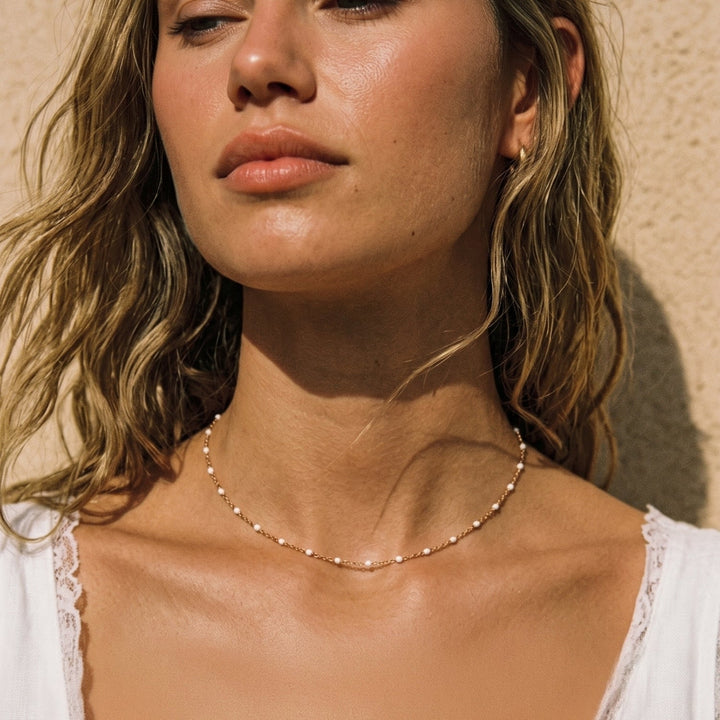 Wasserfester Damen Choker aus Edelstahl, Perlenkette in Weißgold-Optik, elegant.