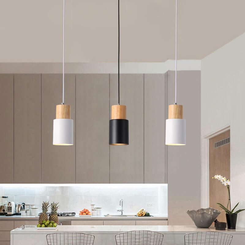 Moderne Hängeleuchten aus Holz und Metall in Küche, skandinavisches Design, schwarz und weiß.