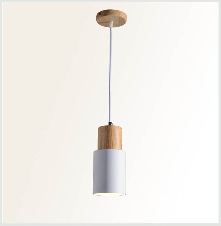 Moderne weiße Hängeleuchte mit Holzdetails, skandinavisches Design, minimalistische Beleuchtung.