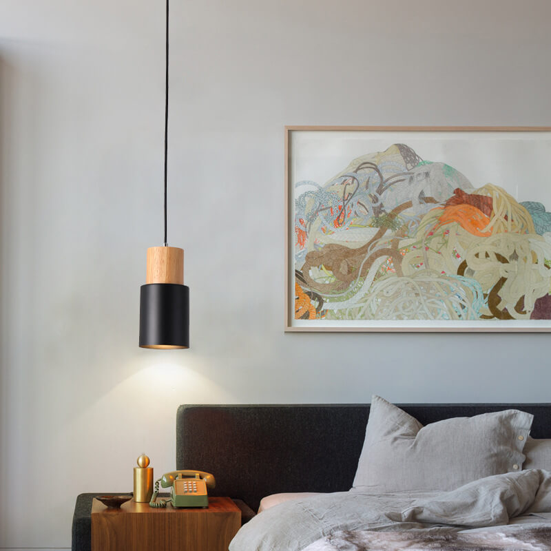 Moderne Hängeleuchte aus Holz und Metall über Nachttisch im Schlafzimmer, stilvolle Beleuchtung.