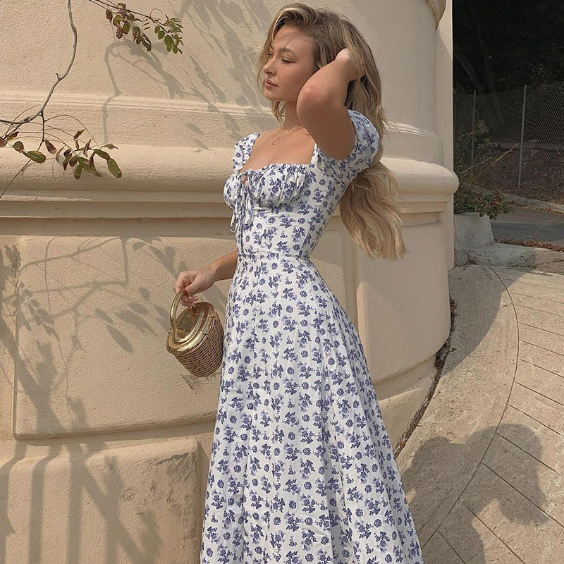 Sommerkleid mit Schlitz und feinen Details für warme Tage