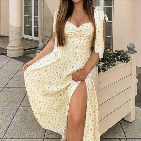 Elegantes Damen Kleid mit floralem Print und hohem Beinschlitz im Detail