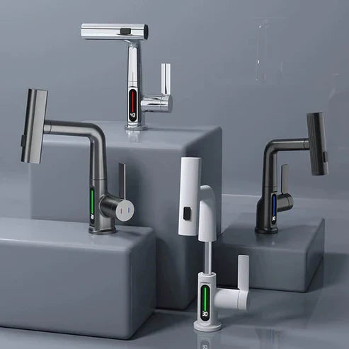 Moderne Wasserhähne in Chrom und Weiß, digitaler Temperaturanzeige, minimalistisches Design.