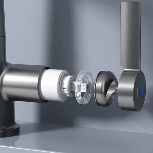 Grauer Wasserhahn mit abnehmbarem Griff, moderner Küchenarmatur, Edelstahl, minimalistisch.
