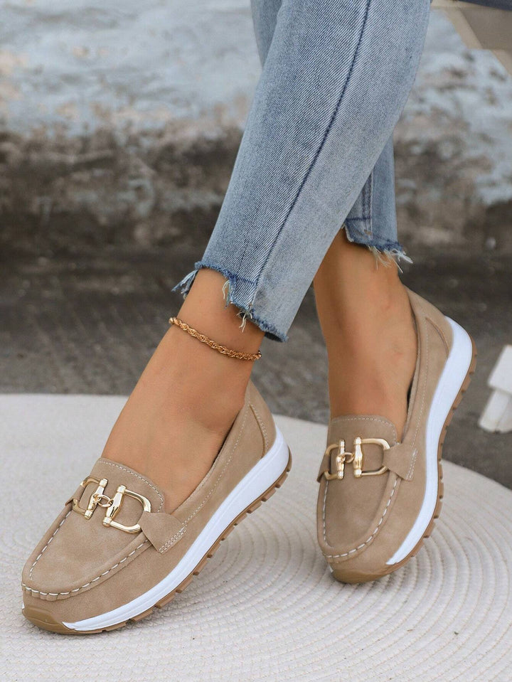 Damen Mokassins in Khaki mit goldfarbenem Schmuckdetail an Jeans