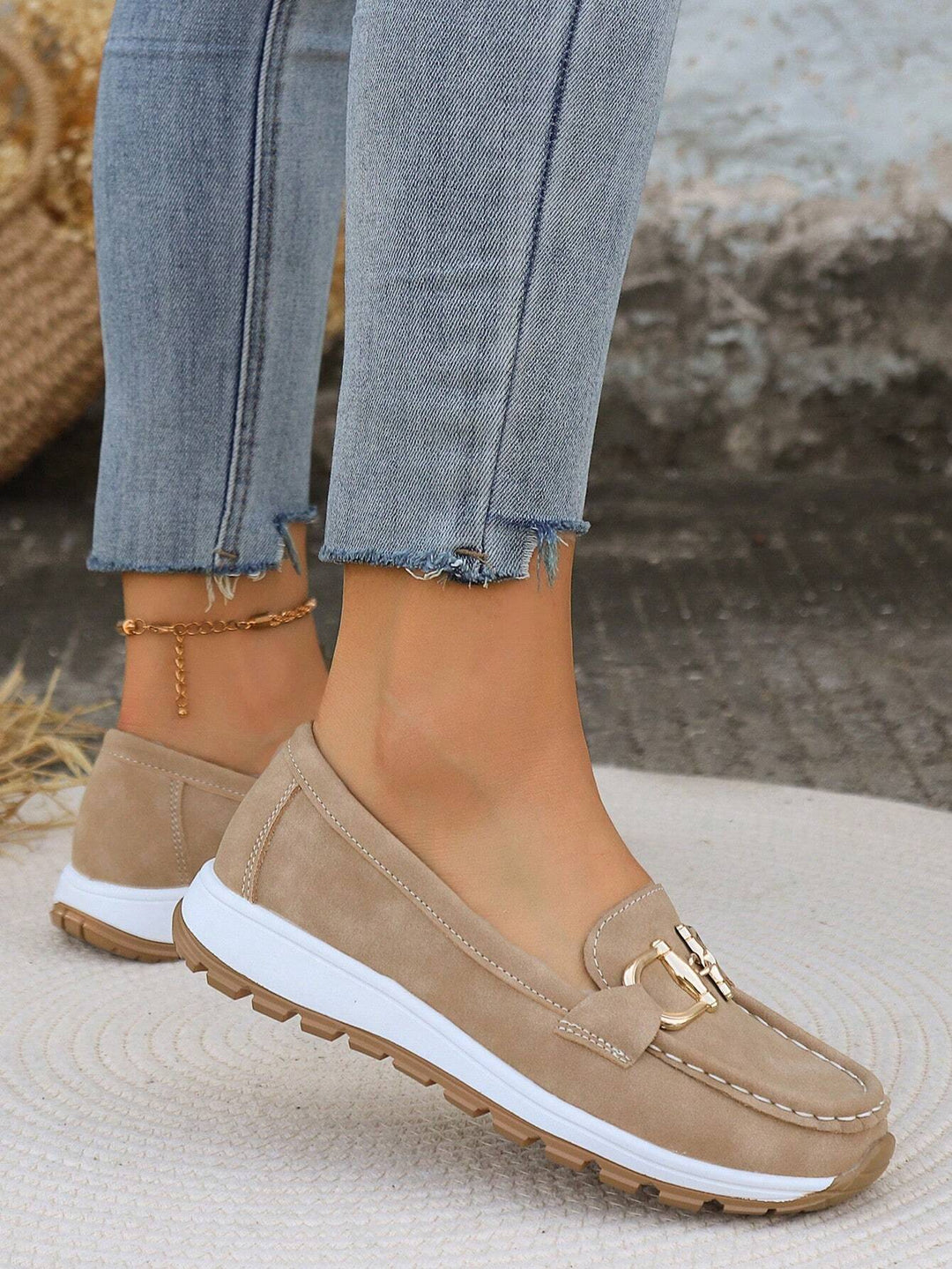 Stilvolle Halbschuhe für Damen in flacher Passform von schräg