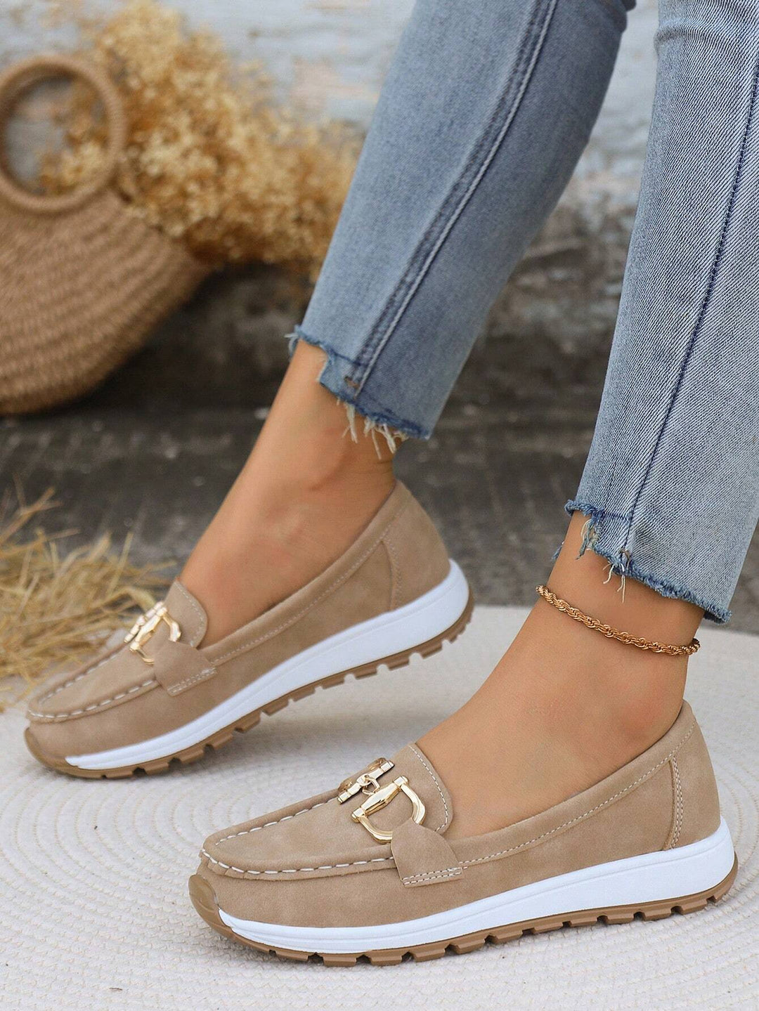 Rutschfeste flache Slipper für Damen in eleganter Gesamtansicht