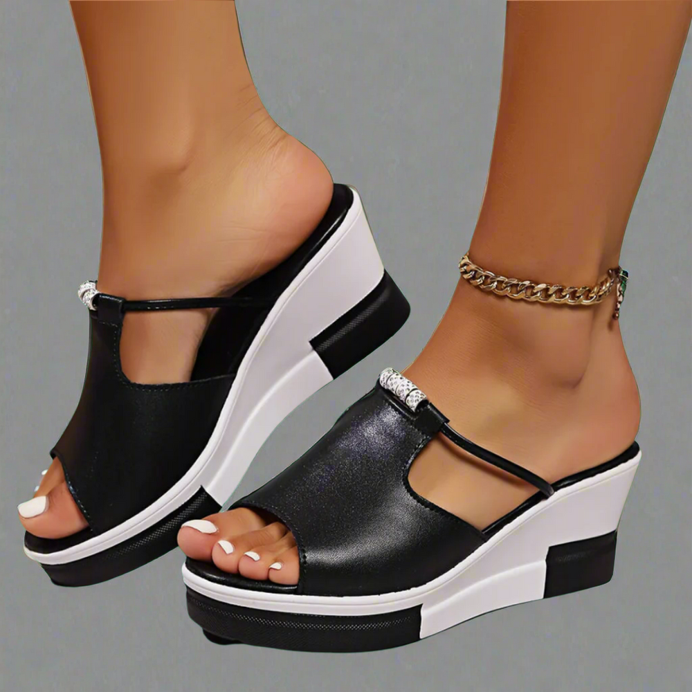 Elegante, bequeme Olivia Damensandalen flach für den Sommer. Orthopädische Komfortschuhe in Weiß für ganztägigen Halt.