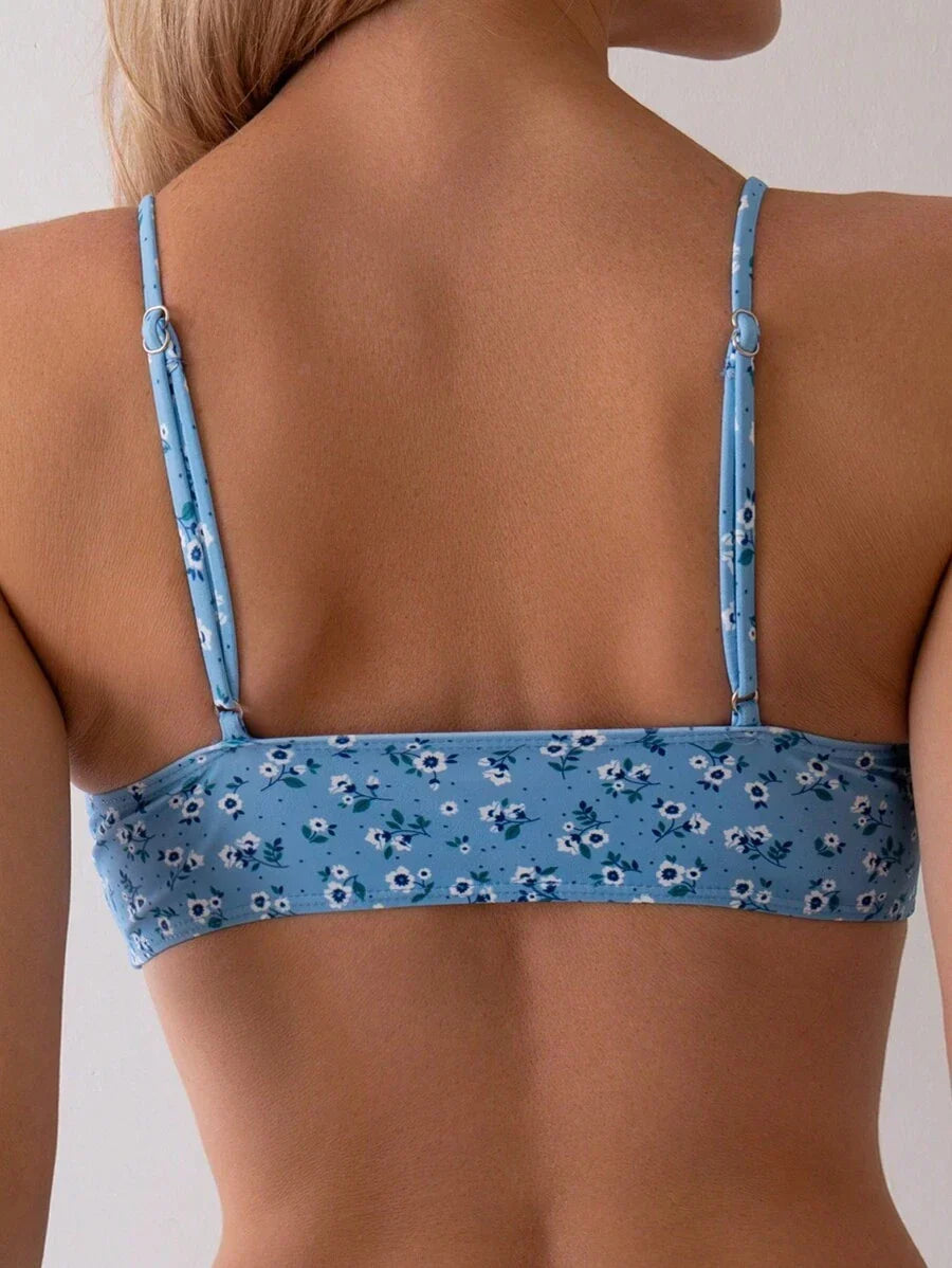 Rückansicht des blauen floralen Damen Bikinis mit verstellbaren Trägern