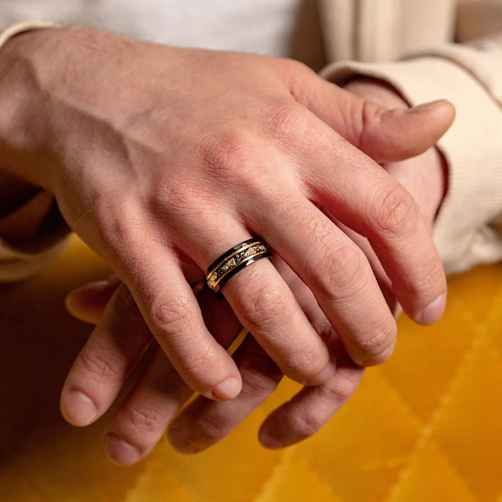 Zweifarbiger Herrenring aus Edelstahl und Gold, getragen an der Hand, elegantes Schmuckdesign.