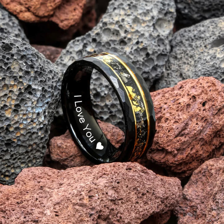 Schwarzer Wolframring mit goldener Verzierung und Gravur "I Love You" auf Lavasteinen.