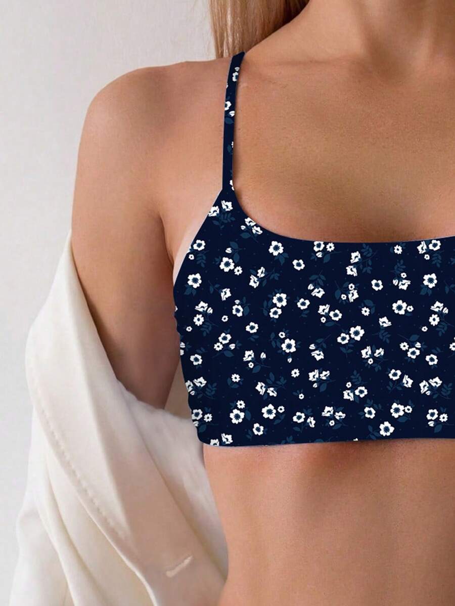 Stilvoller Damen Blumen Bikini als bequemer Zweiteiler am Pool