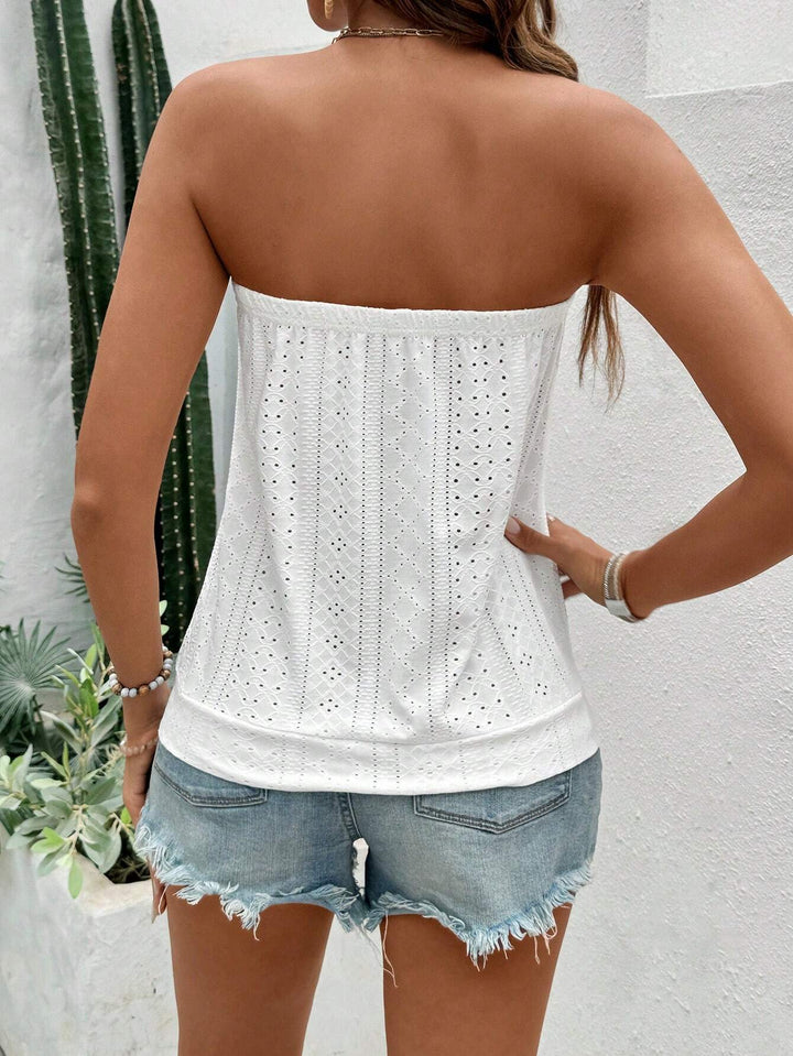 Elegantes trägerloses Damen Top mit zarter Ösenstickerei, ideal für Freizeit & Sommer.
