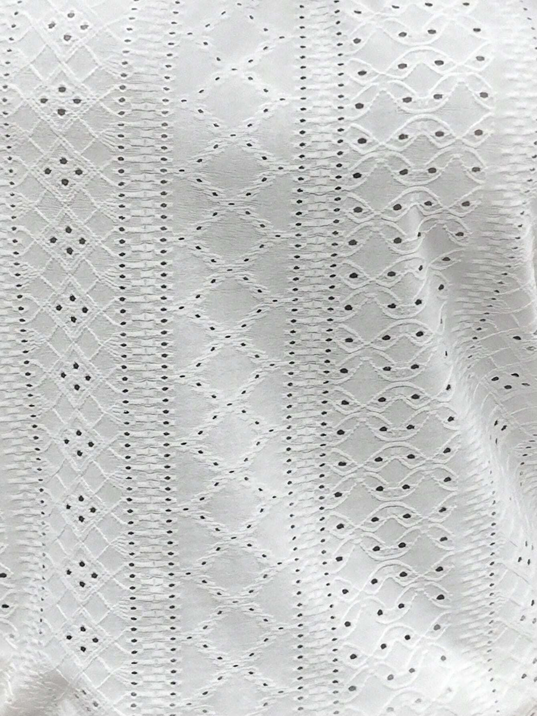 Stylisches ärmelloses Damen Top, trägerlos & atmungsaktiv mit eleganter Ösenstickerei.